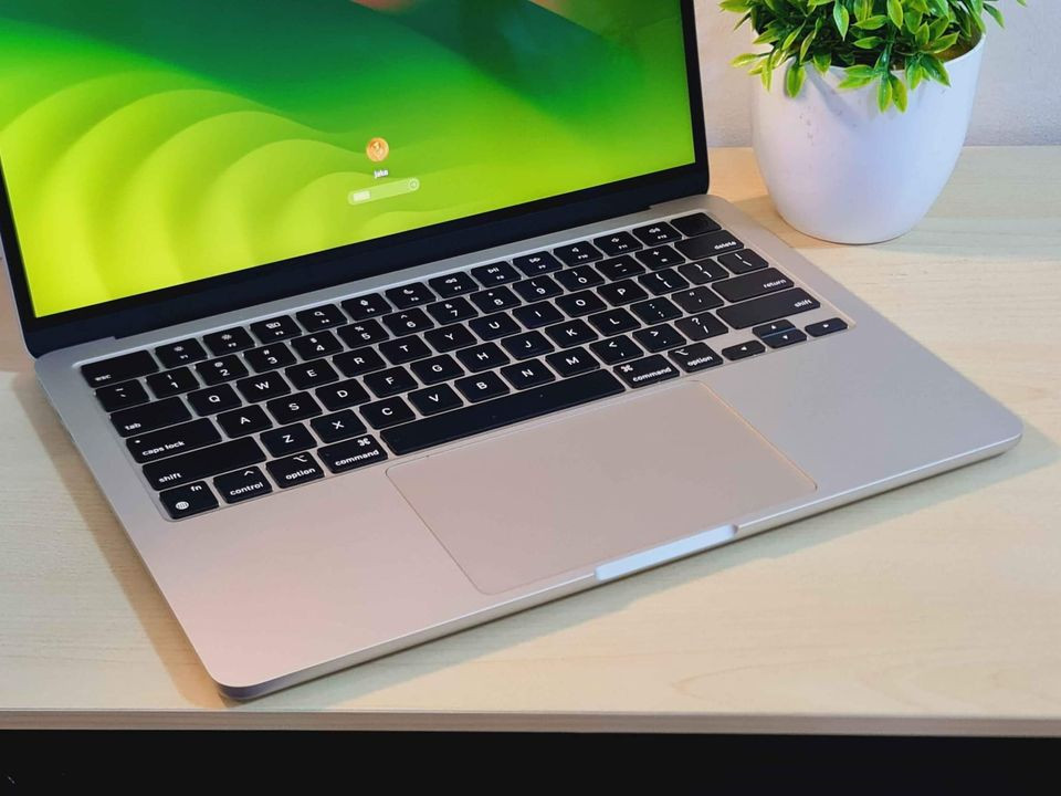 Macbook Air 13inch 2022 M2 Under warranty Of apple store photo 3